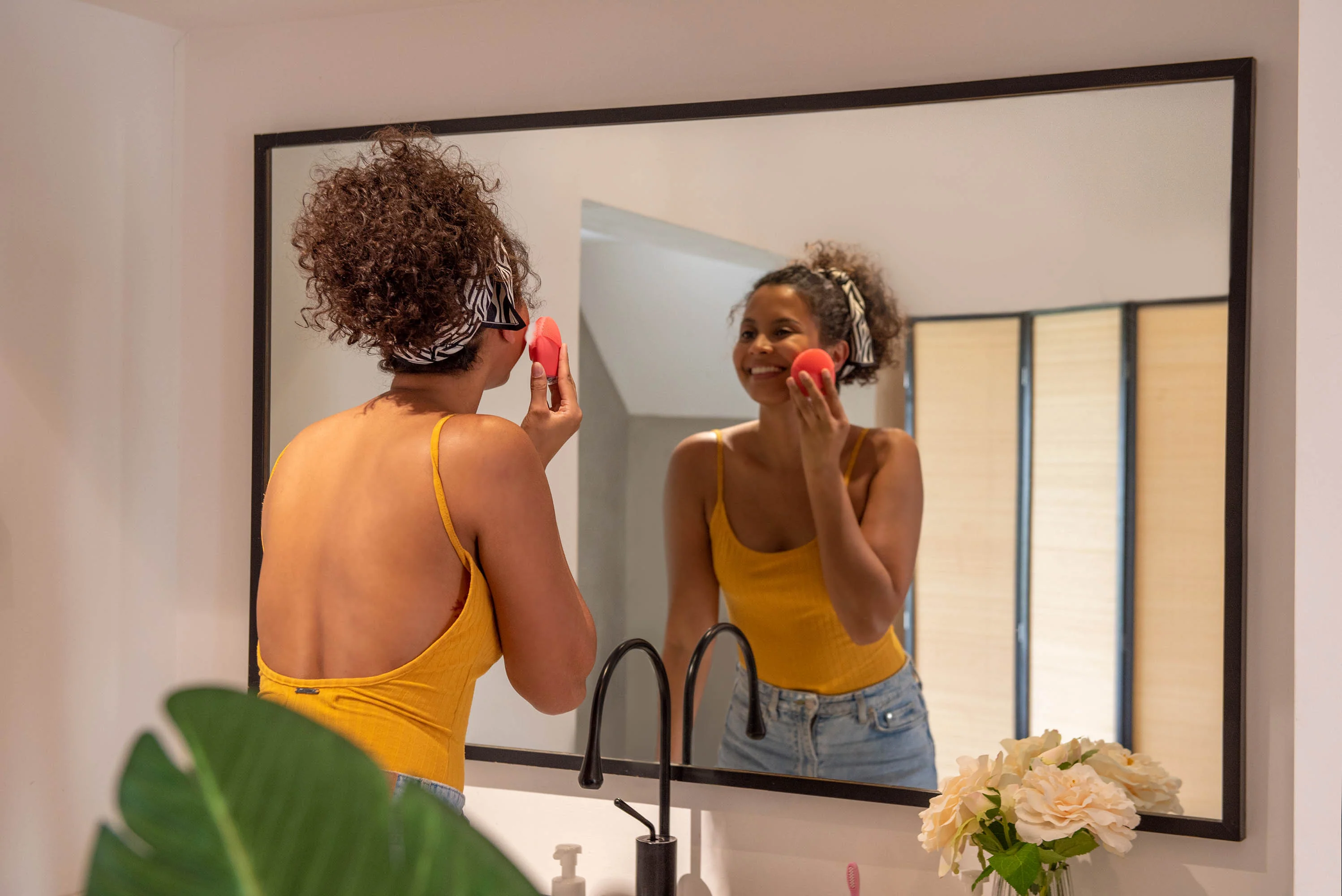 FOREO™ LUNA 4 mini Coral 87g - Image 4